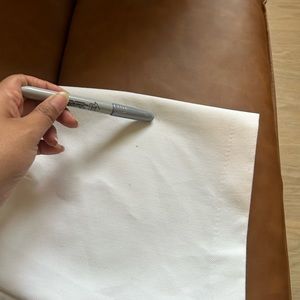 Back right side of white Zara short ✨✨